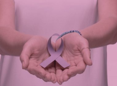 Imagem com fita representando combate ao câncer