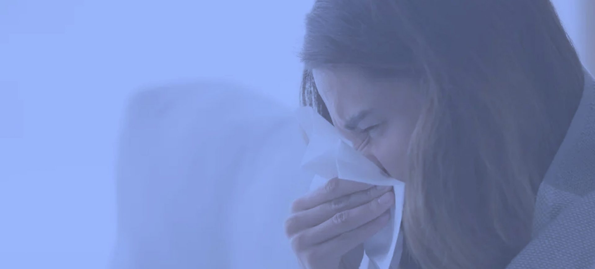mulher assoando nariz - gripe h3n2