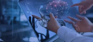 Médico observando representação do cérebro no computador